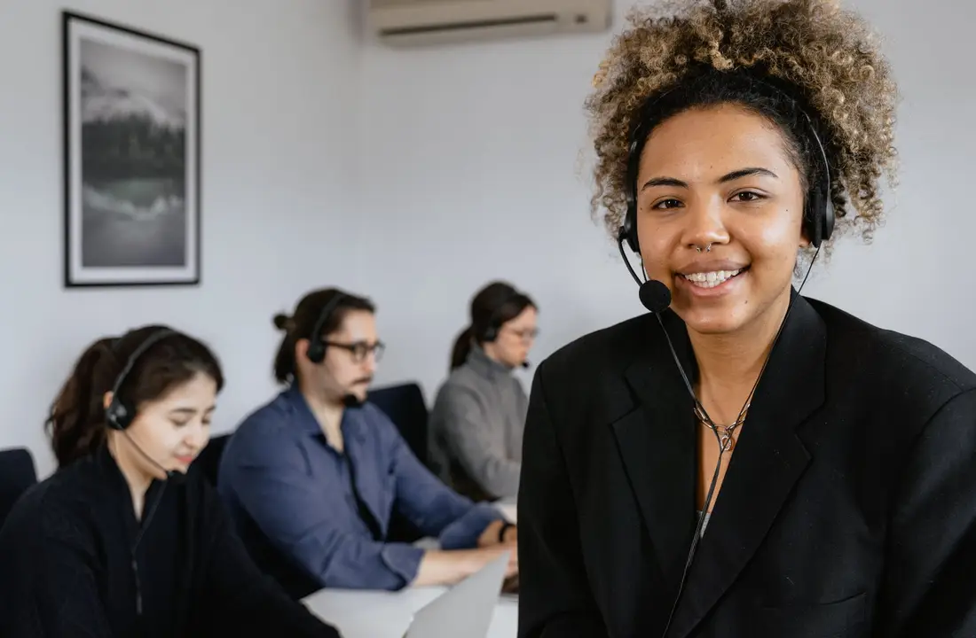 Agent vocal IA ou secrétariat externalisé : que choisir ?