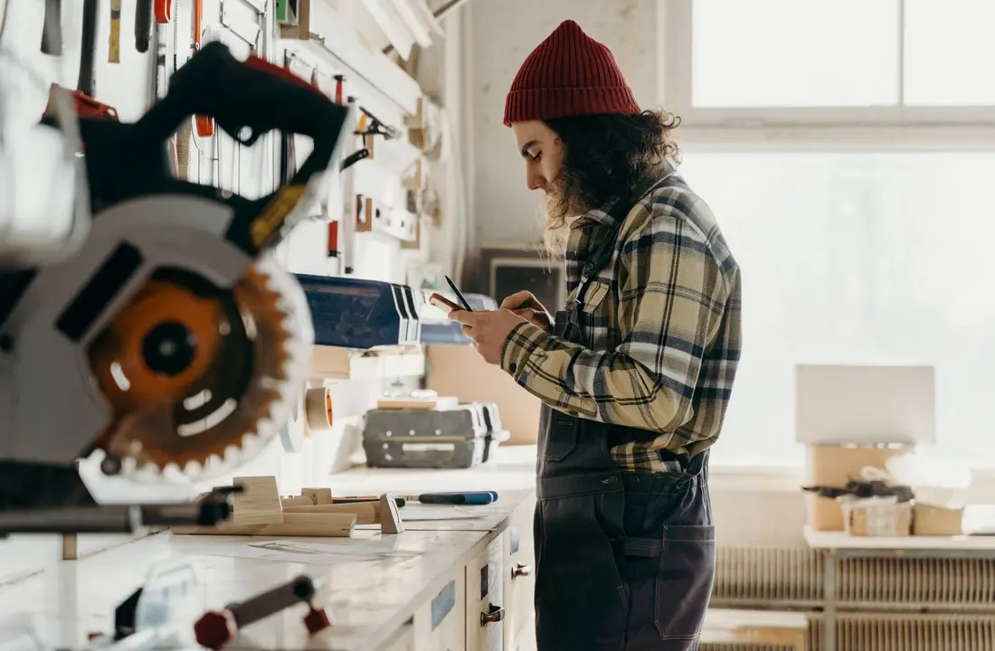 IA pour artisans et commerces de proximité : le guide 2026