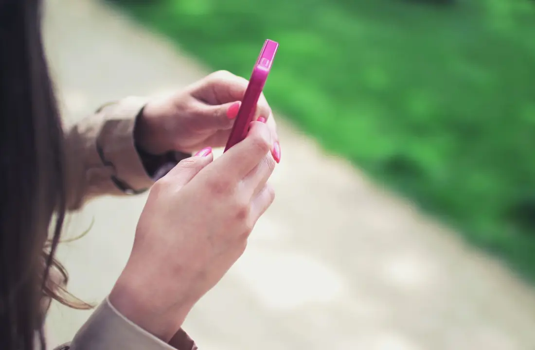 Contenu IA sur les réseaux sociaux : pénalité ou pas ?