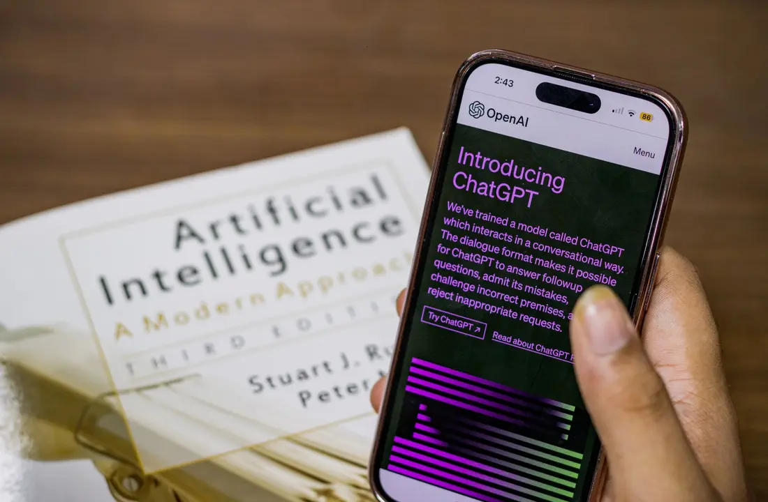 Un smartphone affichant une application d'intelligence artificielle conversationnelle