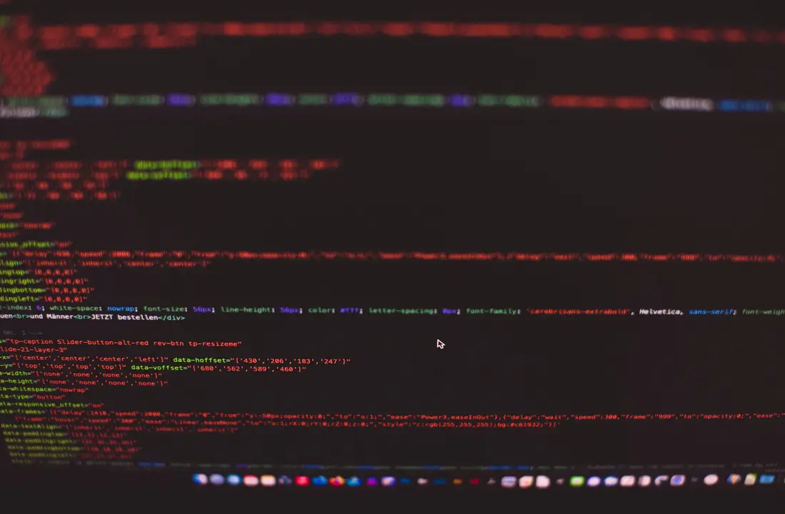 Du code affiché sur un écran sombre