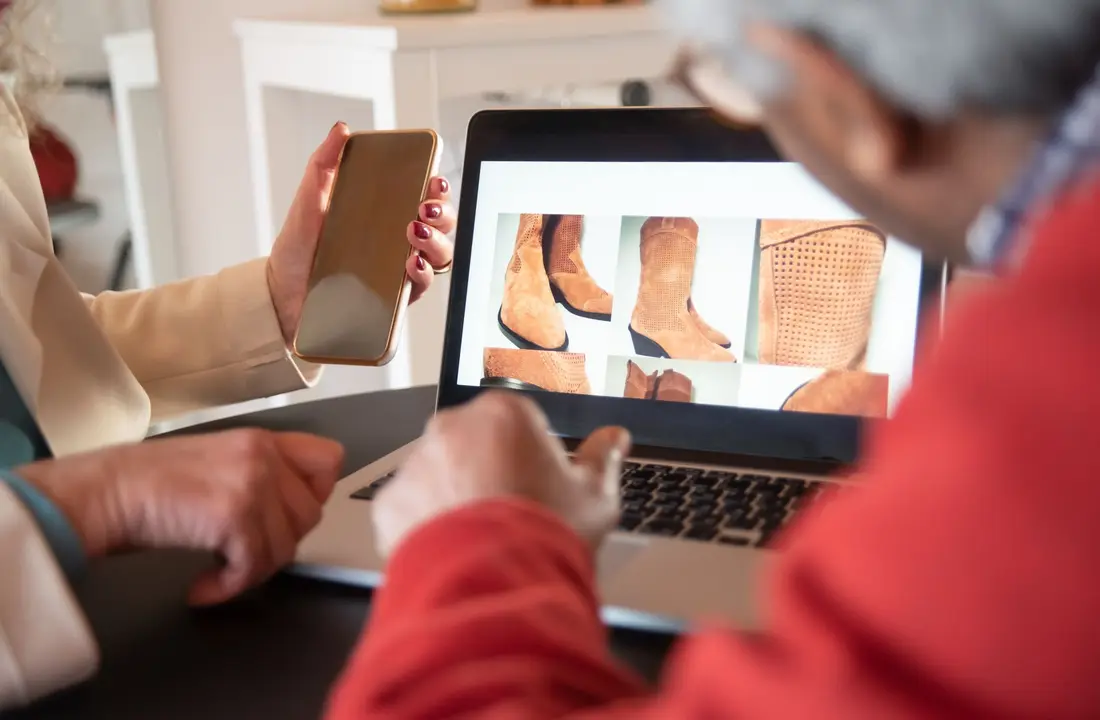 Deux personnes comparant des produits en ligne sur un ordinateur portable