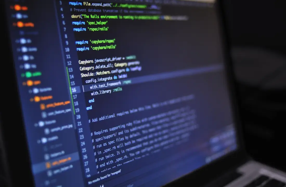 Du code affiché sur un écran d'ordinateur dans une pièce sombre
