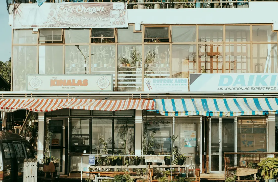 Une rue commerçante avec des devantures colorées